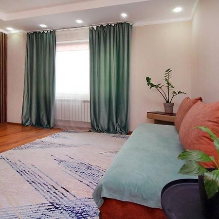 2 Ком Студия На 18 Этаже С Панорамным Видом На Горы В Жк Мега Тауер Almaty Esterno foto